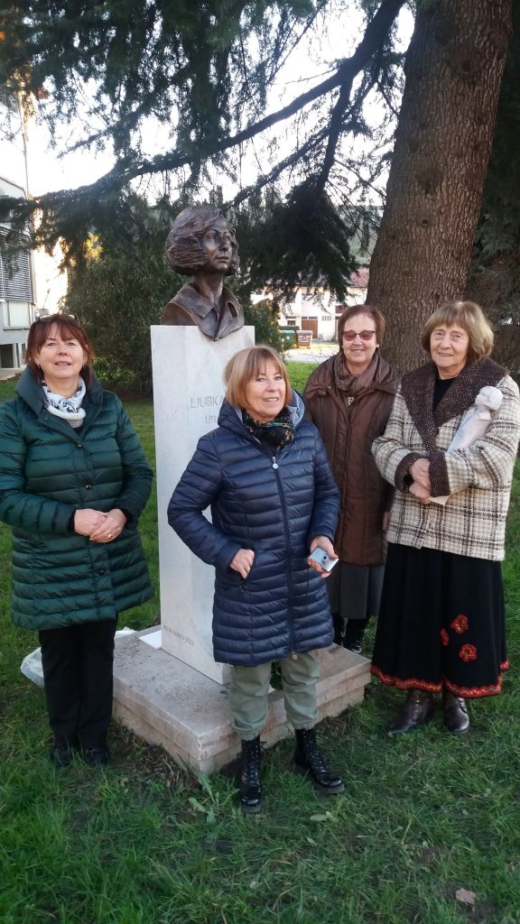 Na aleji pomembnih in znanih ljudi v Novi Gorici je potekala ponovna otvoritev kipa pesnice Ljubke Šorli, ki je sedaj obnovljen.